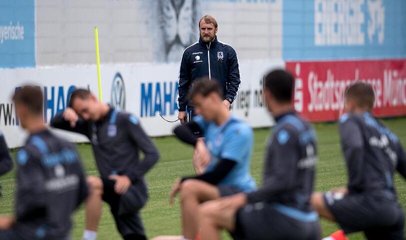 Daniel Bierofka leitet das Löwen-Training. Die Bilder vom Montag.