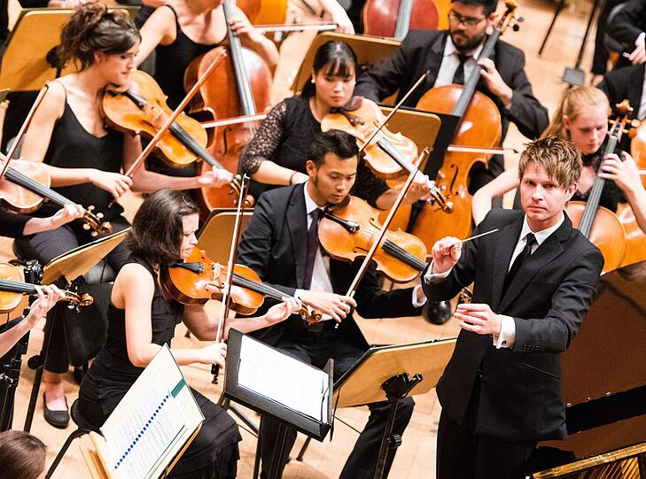 Krzystof Urbanski - hier mit dem Schleswig-Holstein Festival Orchester