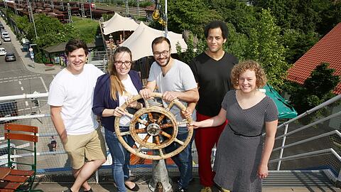 Kostenloser MVV für alle, ein Azubi-Werk, eine autofreie City bis zum Ring: Diese Münchner Jusos wollen das Ruder (hier auf der &bdquo;Alten Utting&ldquo;) für ihre SPD herumreißen (v.l.): Benedict Lang (24), Lena Odell (34), Christian Köning (30), Darryl Kiermeier (24) und Stefanie Krammer (31).