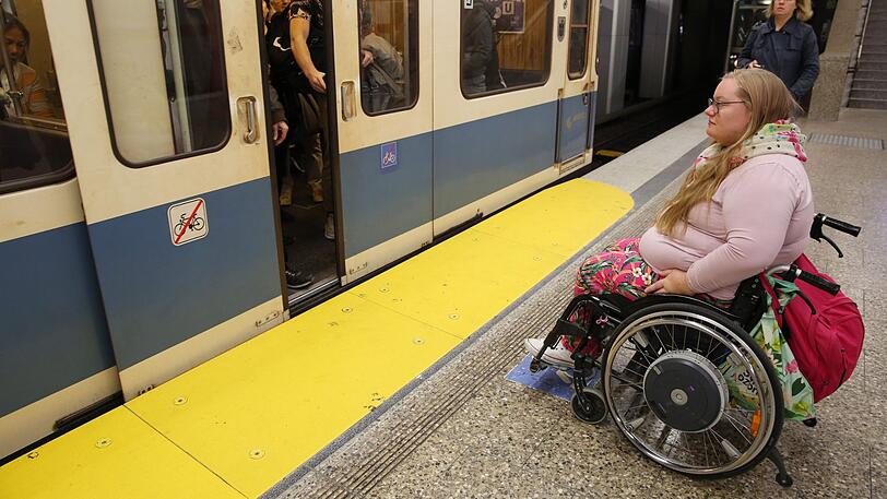 Eine kleine Hilfe: Die gelben Rampen in den U-Bahnhöfen. Die alten Züge sind zu hoch, um ohne sie einsteigen zu können.