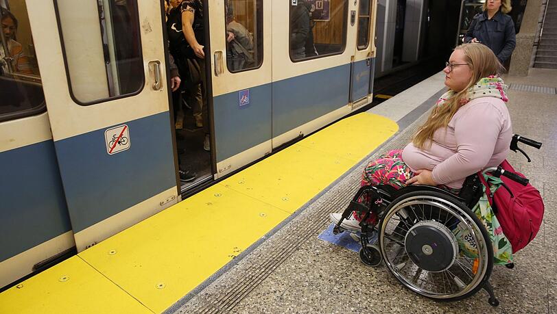 Eine kleine Hilfe: Die gelben Rampen in den U-Bahnhöfen. Die alten Züge sind zu hoch, um ohne sie einsteigen zu können.