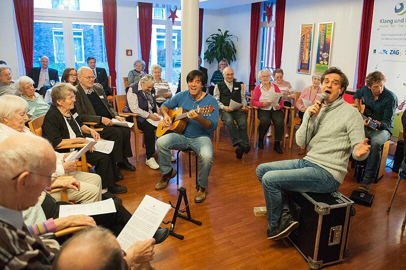 Gemeinsam werden einfache Melodien angestimmt.