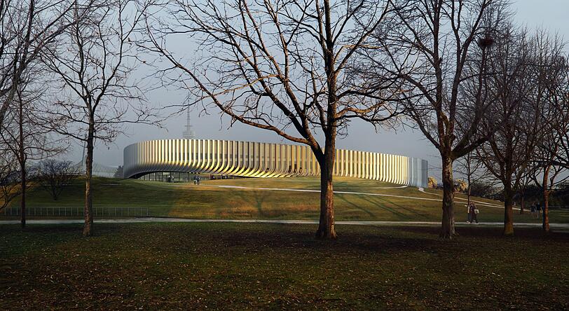 Die neue Sportarena im Olympiapark. Geschwungen und begrünt fügt sie sich in das Ensemble ein.