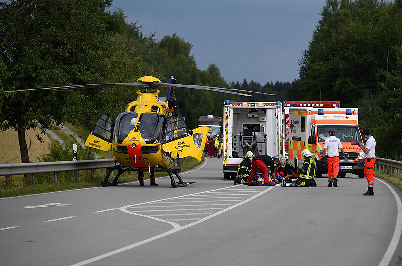 Der 63-jährige Fahrer des VW wurde schwerstverletzt. Die Feuerwehr musste ihn aus seinem Fahrzeug schneiden.
