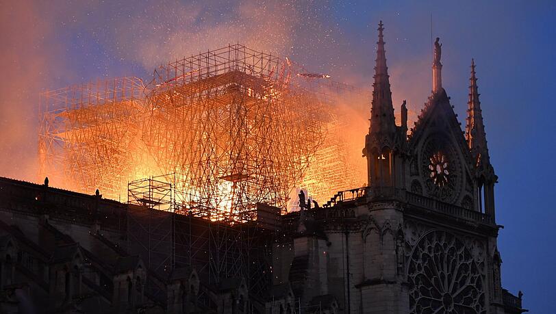 Die weltberühmte Kathedrale Notre Dame de Paris steht in Flammen. Die weltberühmte Kathedrale Notre Dame de Paris steht in Flammen.