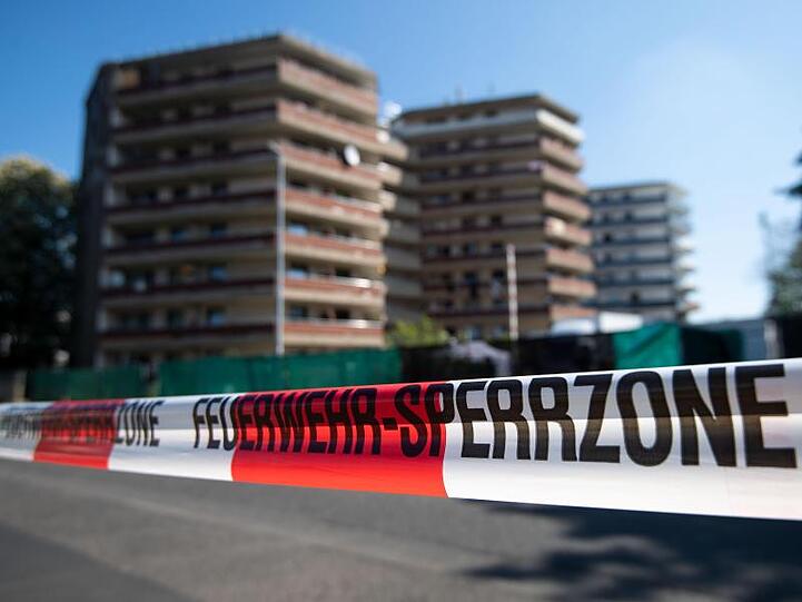 Zwei Familien haben trotz Corona-Infektionen ihre Quarantäne in dem Komplex verlassen.