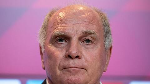 Uli Hoeneß bei einer Pressekonferenz. Foto: Sven Hoppe/dpa/Archivbild