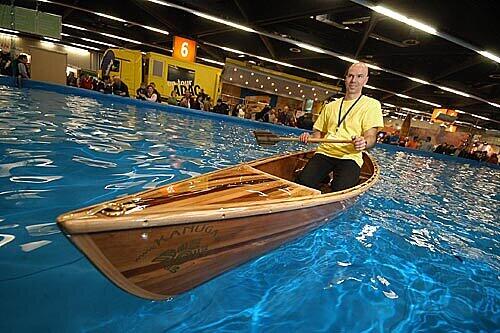 Armin Burzlauer präsentiert in einem der wunderschönen Boote von &bdquo;Kanuga&ldquo; den Besuchern auf der Freizeitmesse den Kanu-Spaß.