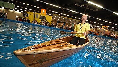 Armin Burzlauer präsentiert in einem der wunderschönen Boote von „Kanuga“ den Besuchern auf der Freizeitmesse den Kanu-Spaß. Armin Burzlauer präsentiert in einem der wunderschönen Boote von „Kanuga“ den Besuchern auf der Freizeitmesse den Kanu-Spaß.