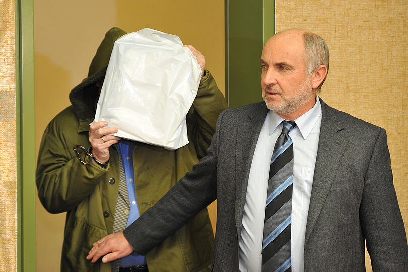 U-Bahn-Schubser Schubser Ludwig D. verhüllt sein Gesicht