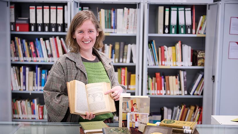 Das älteste Rezeptbuch in der Deutschen Kochbuchbibliothek ist etwa 300 Jahre alt. Museumsleiterin Mira van Leewen stellt es vor.