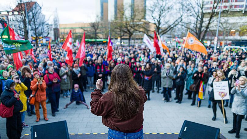 Ex-Gr&uuml;nen-Vorsitzende Ricarda Lang spricht in Hannover zu den Teilnehmerinnen und Teilnehmern der Kundgebung.