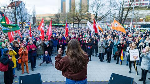 Ex-Gr&uuml;nen-Vorsitzende Ricarda Lang spricht in Hannover zu den Teilnehmerinnen und Teilnehmern der Kundgebung.