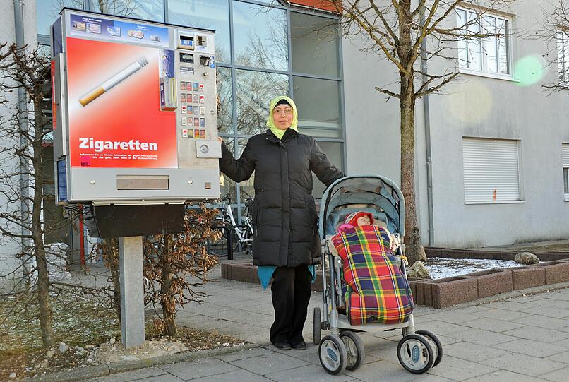 Protest mit dem Kinderwagen: Geht es nach der vierfachen Mutter Nazise Önal, sind die Tage dieses Zigarettenautomaten gezählt.