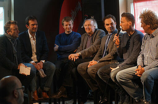 AZ-Sportchef Gunnar Jans, Sportredakteur Arno Makowsky, Fan-Vertreter Roman Beer und Franz Hell, Geschäftsführer Robert Schäfer, Kapitän Benny Lauth und Stadionsprecher Stefan Schneider (v.li.)