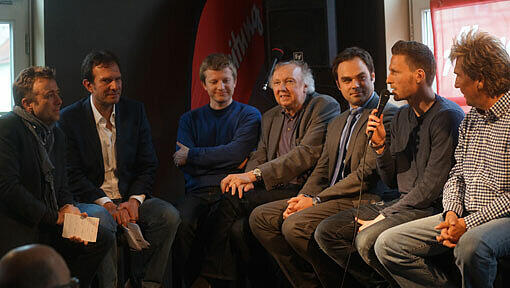 AZ-Sportchef Gunnar Jans, Sportredakteur Arno Makowsky, Fan-Vertreter Roman Beer und Franz Hell, Geschäftsführer Robert Schäfer, Kapitän Benny Lauth und Stadionsprecher Stefan Schneider (v.li.) AZ-Sportchef Gunnar Jans, Sportredakteur Arno Makowsky, Fan-Vertreter Roman Beer und Franz Hell, Geschäftsführer Robert Schäfer, Kapitän Benny Lauth und Stadionsprecher Stefan Schneider (v.li.)