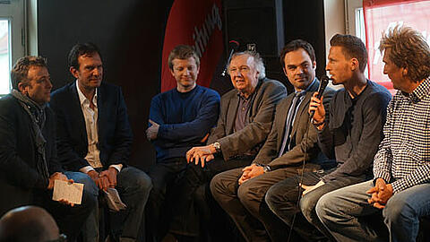 AZ-Sportchef Gunnar Jans, Sportredakteur Arno Makowsky, Fan-Vertreter Roman Beer und Franz Hell, Geschäftsführer Robert Schäfer, Kapitän Benny Lauth und Stadionsprecher Stefan Schneider (v.li.)