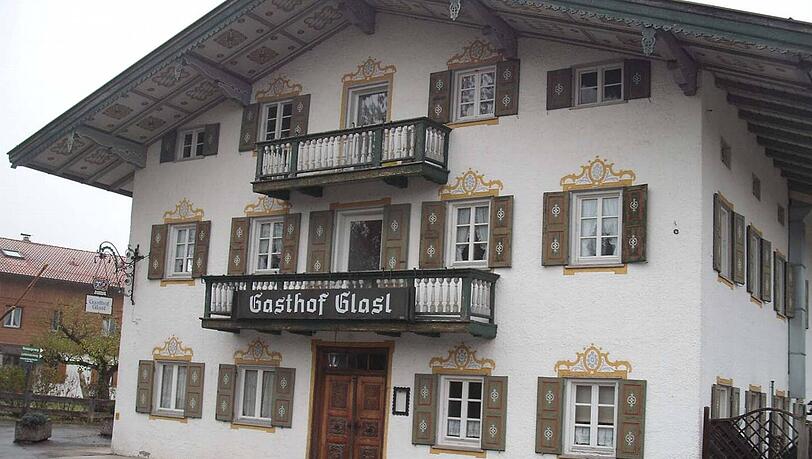 Sinnbild einer untergehenden (Wirtshaus-) Kultur? Das Wirtshaus Glasl in Rottach-Egern. Sinnbild einer untergehenden (Wirtshaus-) Kultur? Das Wirtshaus Glasl in Rottach-Egern.