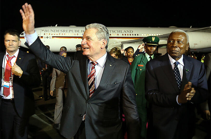Bundespräsident Gauck bei seiner Ankunft in Tansania.