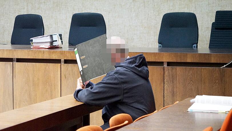 Der Angeklagte Peter R. (56, Name geändert) im Gerichtssaal. Der Angeklagte Peter R. (56, Name geändert) im Gerichtssaal.