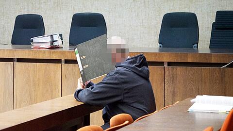 Der Angeklagte Peter R. (56, Name geändert) im Gerichtssaal.