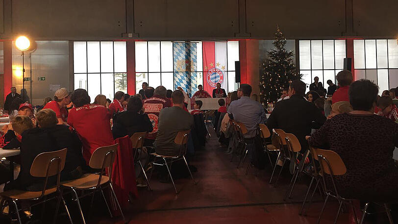 Bayern-Star Thomas Müller besuchte einen Fanklub in Regensburg: die Bilder.