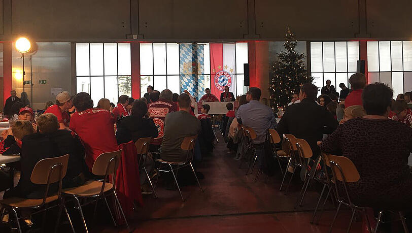 Bayern-Star Thomas Müller besuchte einen Fanklub in Regensburg: die Bilder. Bayern-Star Thomas Müller besuchte einen Fanklub in Regensburg: die Bilder.