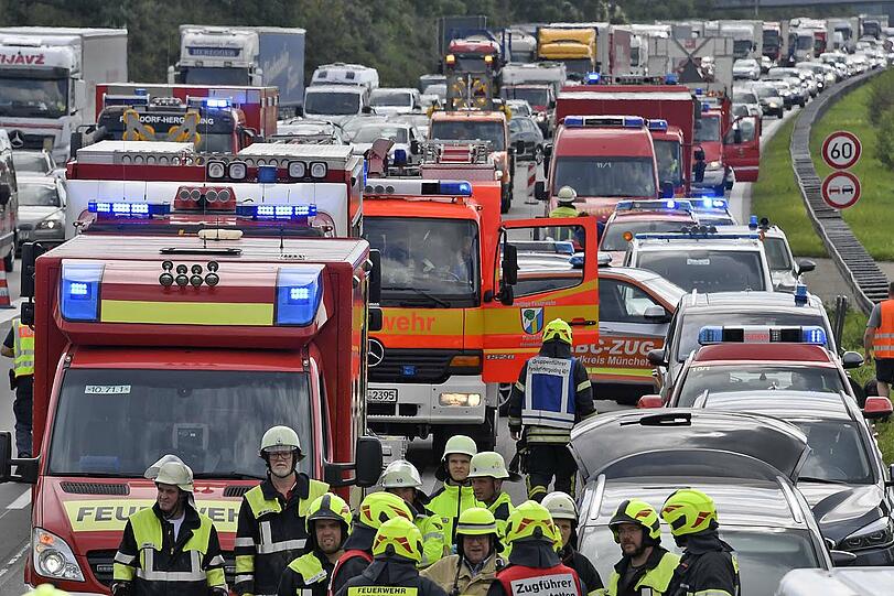 Spezialkräfte im Einsatz: Einer der Lastwagen hatte Klebstoffe geladen und war als Gefahrguttransporter gekennzeichnet.