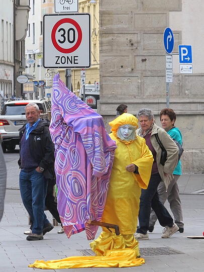 AZ-Leser Djordje Matkovic hat die Statik-Künstler vor der Heilig-Geist-Kirche kreativ fotografiert.