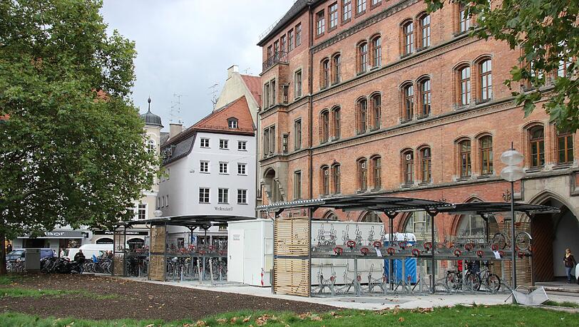Platz für Radl: Die neue Abstellanlage am Marienhof. Platz für Radl: Die neue Abstellanlage am Marienhof.