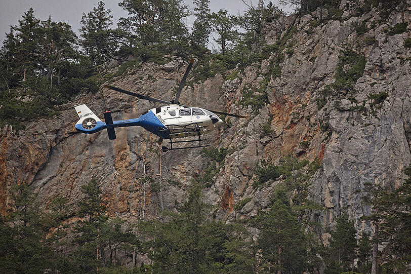 Rettungskräfte suchten mit einem Hubschrauber und Flugdrohnen nach Renate B. - ohne Erfolg.