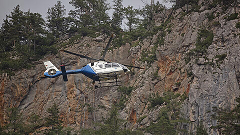 Rettungskräfte suchten mit einem Hubschrauber und Flugdrohnen nach Renate B. - ohne Erfolg.