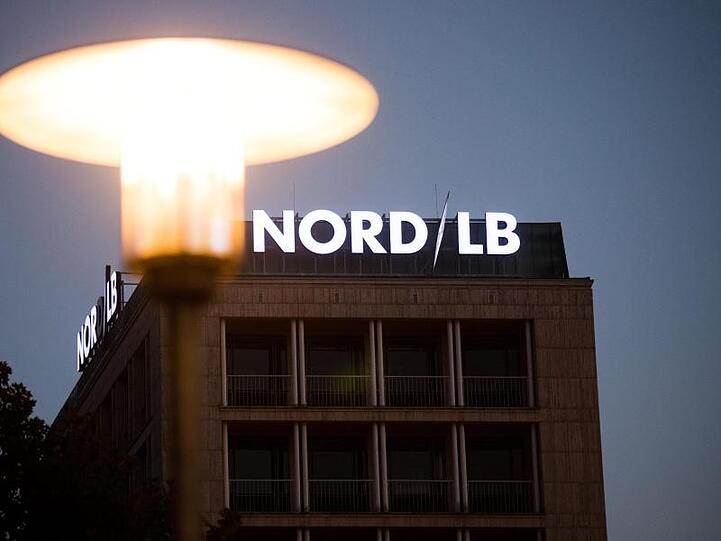 Eine Straßenlampe leucht in der Nähe der NordLB.