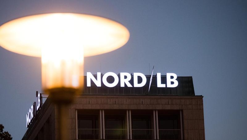 Eine Straßenlampe leucht in der Nähe der NordLB. Eine Straßenlampe leucht in der Nähe der NordLB.
