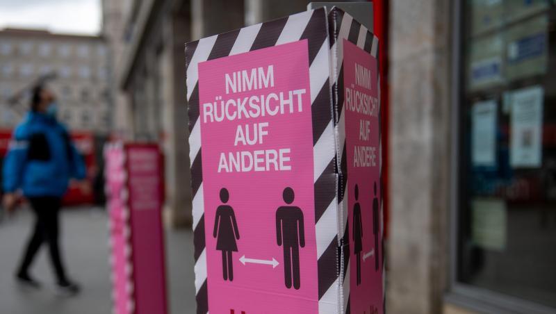 Die Menschen in weiten Teilen Deutschlands müssen sich auf Ausgangsbeschränkungen und geschlossene Läden nach bundesweit verbindlichen Vorgaben einstellen.