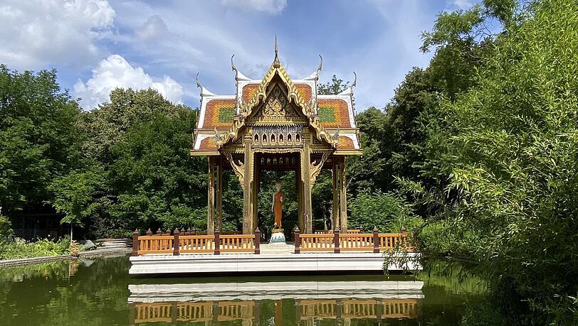 Die imposante Thai-Sala schwimmt in einem Teich neben dem Westsee, Besucher können sie nicht betreten. Die imposante Thai-Sala schwimmt in einem Teich neben dem Westsee, Besucher können sie nicht betreten.