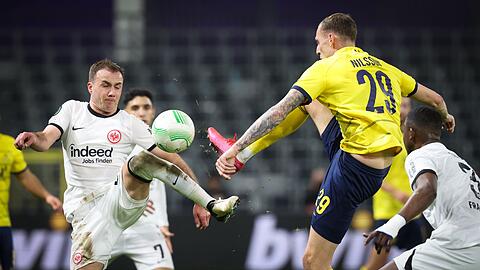 Frankfurts Mario Götze (l) im Zweikampf mit Gustaf Nilsson von Saint-Gilloise.