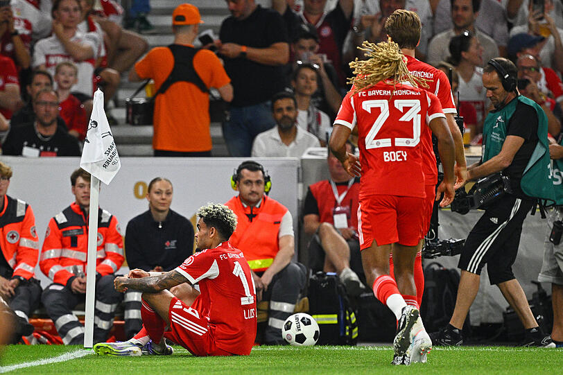 Im Schneidersitz mit imaginärem Controller in der Hand: Luis Díaz imitierte gegen Stuttgart den Torjubel seines verunglückten Ex-Teamkollegen Diogo Jota. Im Schneidersitz mit imaginärem Controller in der Hand: Luis Díaz imitierte gegen Stuttgart den Torjubel seines verunglückten Ex-Teamkollegen Diogo Jota.
