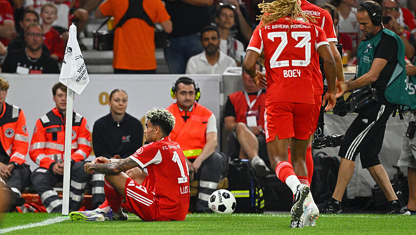 Im Schneidersitz mit imaginärem Controller in der Hand: Luis Díaz imitierte gegen Stuttgart den Torjubel seines verunglückten Ex-Teamkollegen Diogo Jota. Im Schneidersitz mit imaginärem Controller in der Hand: Luis Díaz imitierte gegen Stuttgart den Torjubel seines verunglückten Ex-Teamkollegen Diogo Jota.
