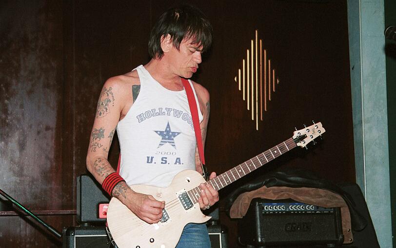 Nach seiner Zeit bei den Ramones versuchte sich Dee Dee Ramone (hier bei einem Auftritt 2001) als Solokünstler. Nach seiner Zeit bei den Ramones versuchte sich Dee Dee Ramone (hier bei einem Auftritt 2001) als Solokünstler.