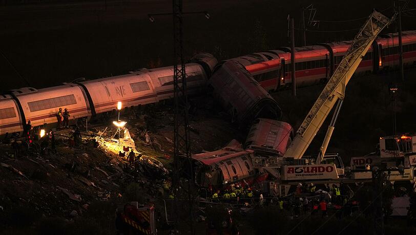 Auch in der Nacht gingen die Rettungsarbeiten weiter. Auch in der Nacht gingen die Rettungsarbeiten weiter.