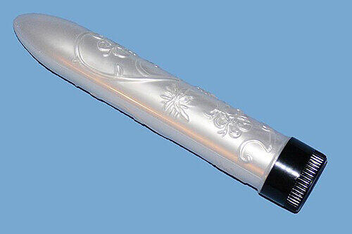 Ungeniert packte die 29-Jährige ihren Vibrator aus und masturbierte.