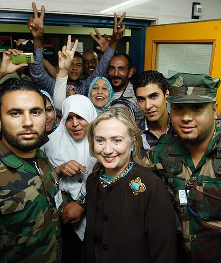 ...mit dem libyschen Übergangsrat. Von den Rebellen wurde die US-Außenministerin begeistert empfangen. Lange hatten die Rebellen den Westen um Unterstützung in ihrem Befreieungskampf gebeten.