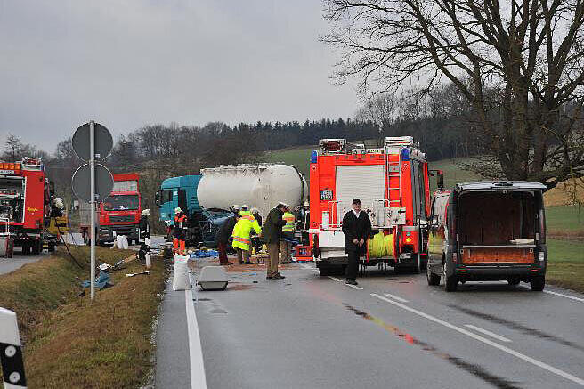 Horror-Unfall auf der B 299: Ein Rentner rast beim Überholen frontal in einen entgegenkommenden Sattelschlepper. Der 70-jährige Fahrer starb noch am Unfallort.