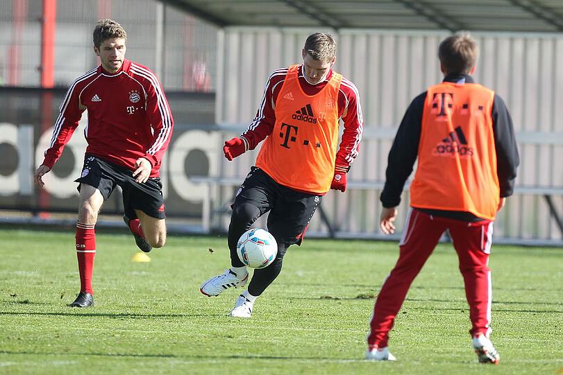 Wieder am Ball: Bastian Schweinsteiger am Mittwoch an der Säbener Straße mit Thomas Müller (l.) und Philipp Lahm.