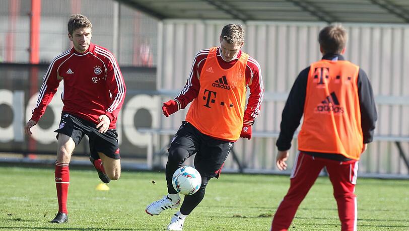 Wieder am Ball: Bastian Schweinsteiger am Mittwoch an der Säbener Straße mit Thomas Müller (l.) und Philipp Lahm. Wieder am Ball: Bastian Schweinsteiger am Mittwoch an der Säbener Straße mit Thomas Müller (l.) und Philipp Lahm.