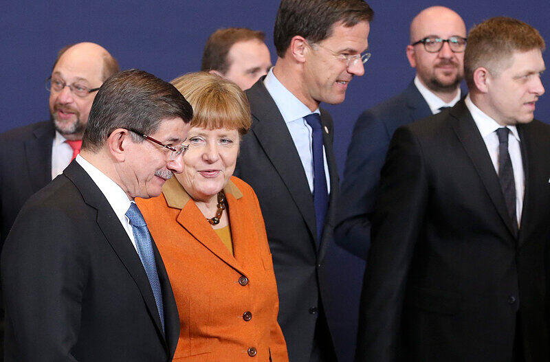 Der türkische Prmierminister Ahmet Davutoglu und Angela Merkel beim EU-Türkei-Gipfel.