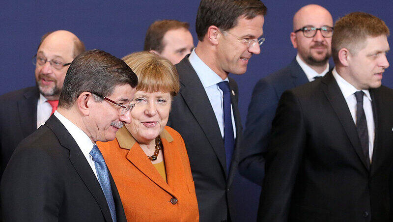 Der türkische Prmierminister Ahmet Davutoglu und Angela Merkel beim EU-Türkei-Gipfel. Der türkische Prmierminister Ahmet Davutoglu und Angela Merkel beim EU-Türkei-Gipfel.