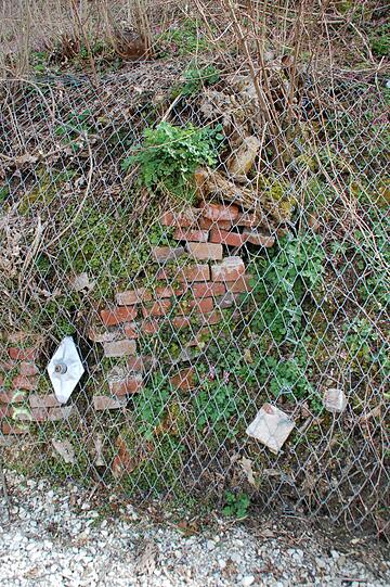 Die Backsteine zeugen von früheren Hangsicherungen. Jetzt wurde der Burgberg mit bis zu zwölf Meter langen, teils betongefüllten Bohrstangen rückverankert (links unten im Bild).