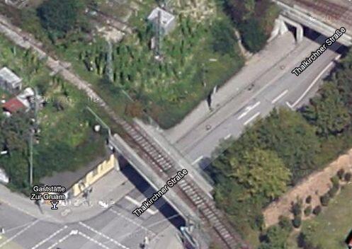An der Thalkirchner Straße kurz vor der Bahnunterführung flogen die Steine auf den BMW, der in Richtung Heizkraftwerk fuhr.